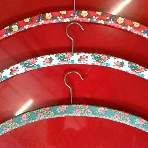 3 vintage jaren 60 kledinghangers