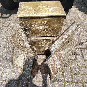 2 oude spiegels met koper beslagen