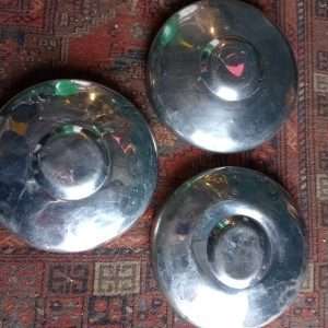 3 gebruikte, gedeukte SMV caravan wieldoppen 9 inch - 240mm