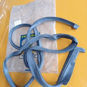 Peugeot 504  Break - Utilitaire deurrubbers links