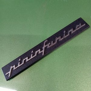 Klein Pininfarina embleem