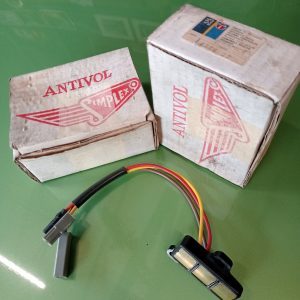 Stekker achter ruitenwisser Peugeot 104