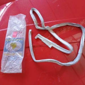 Portier rubber Peugeot 504  RECHTS