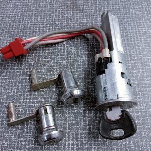 Contactslot Peugeot 505 en 2 deur sloten, 1 passende sleutel