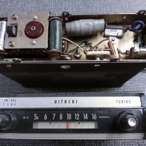 Hitachi 6/12V radio met 12V houder - slee